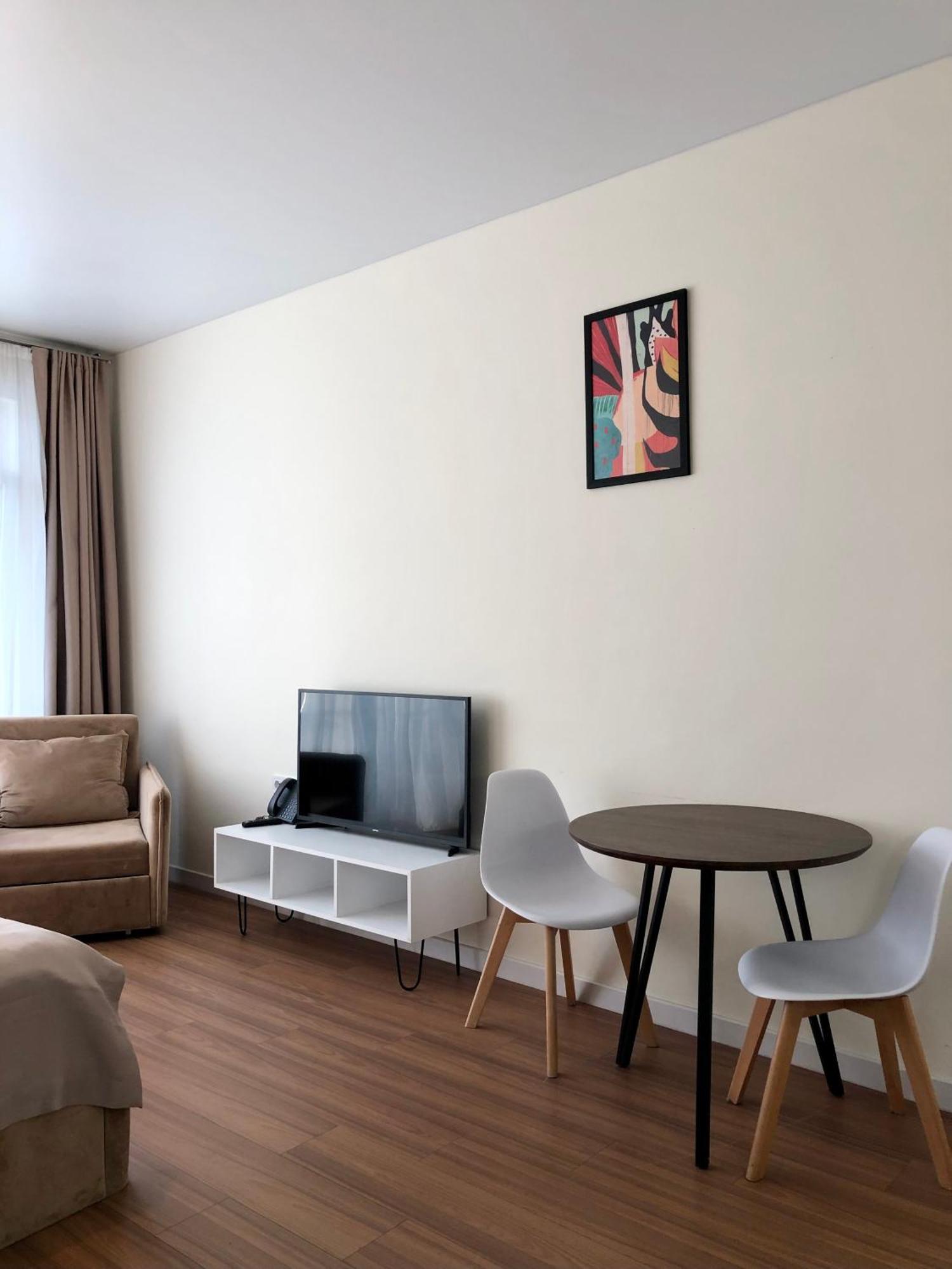 White Apartment Batoemi Buitenkant foto